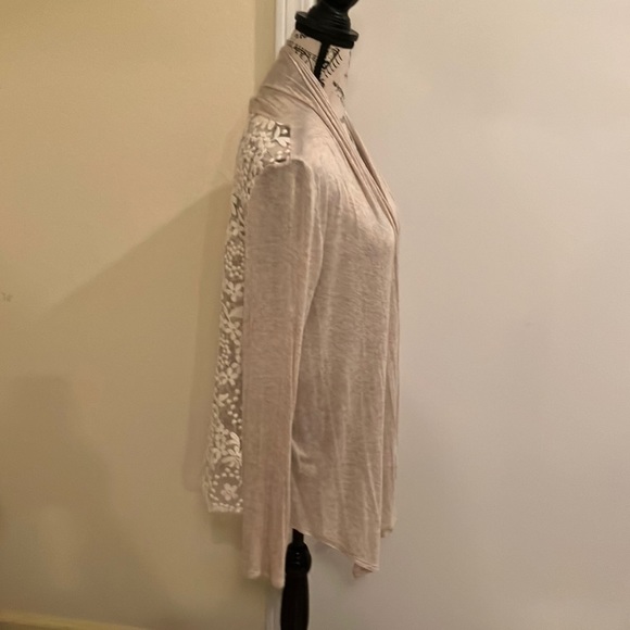 🤍👚 Iva Oatmeal White Light Sweater/Shrug W/Floral Lace Open Back Size L - Picture 2 of 6